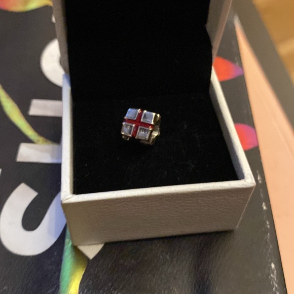 Pandora Christmas box charm - Picture 2 of 2